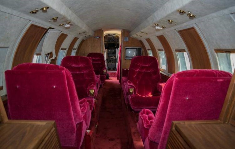 Interior do King's Jetstar Jet de Elvis Presley tem peças banhadas a ouro — Foto: GWS Auctions