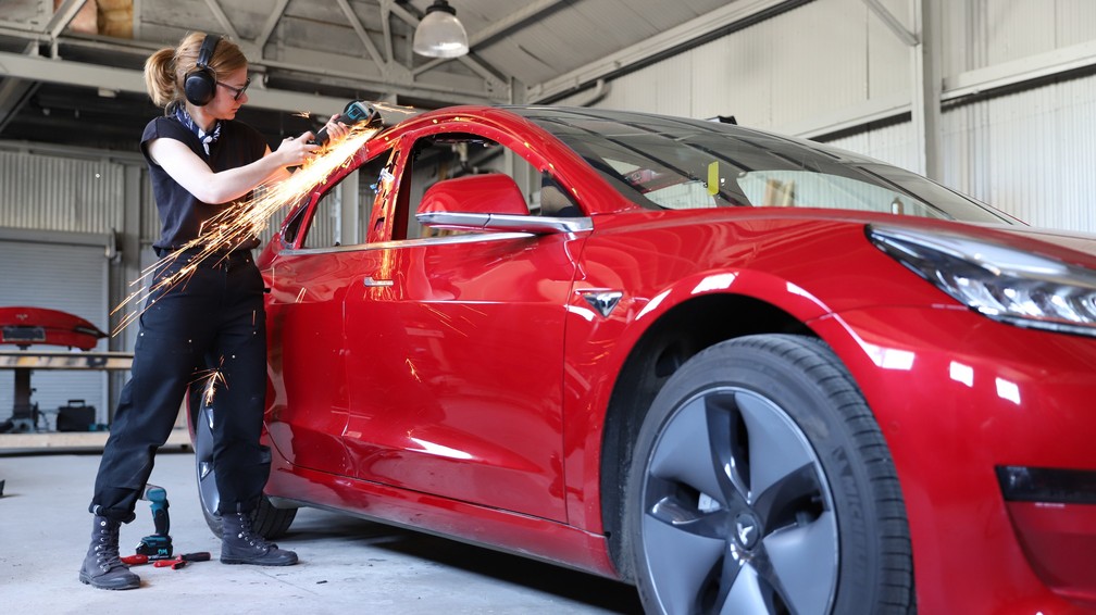 Giertz cortou a parte de trás do Model 3 para transformá-lo em picape. — Foto: Reprodução/Twitter