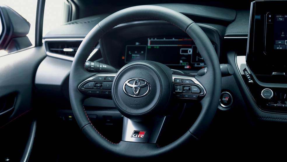 Toyota GR Corolla tem o volante exclusivo — Foto: Fabio Aro/Autoesporte