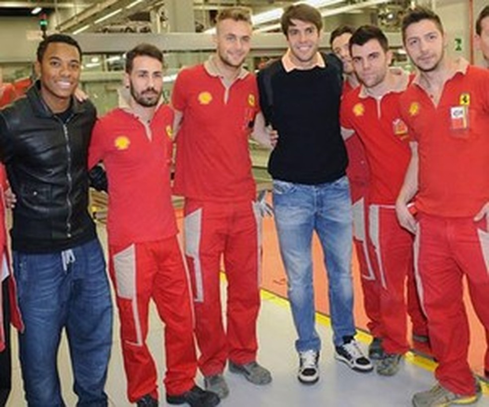 Kaká e Robinho visitam fábrica da Ferrari (Foto: Divulgação) — Foto: Auto Esporte