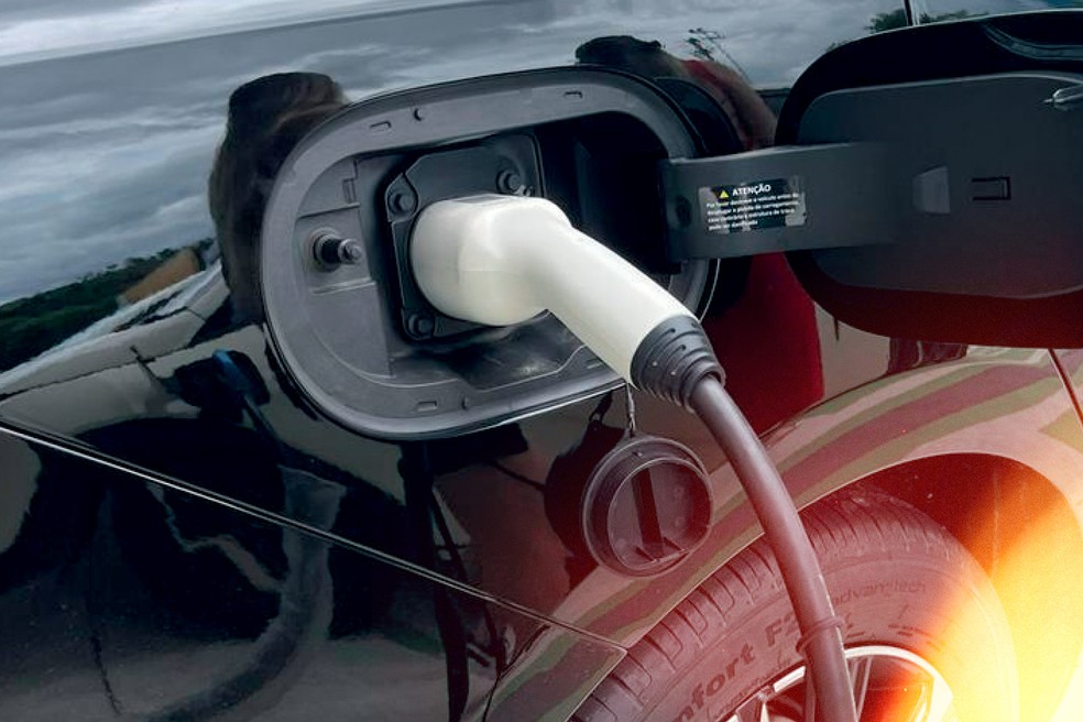 Carro elétrico BYD carregando com Wallbox residencial