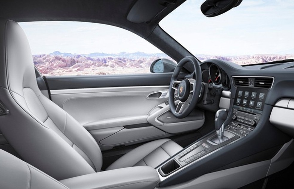 A ergonomia do 911 Carrera S 3.0 é exemplar, somente entrar e sair que dá trabalho (Foto: Divulgação) — Foto: Auto Esporte