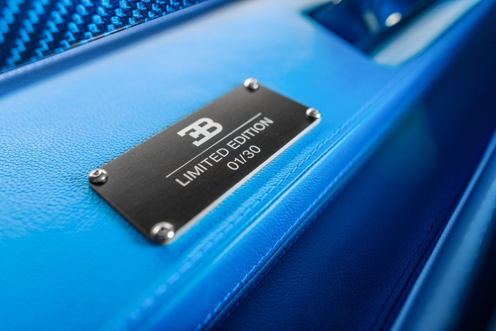 Feita em edição limitada, mesa de sinuca da Bugatti traz o número da unidade em uma placa — Foto: Divulgação