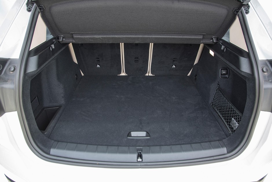 Detalhe do porta-malas do BMW X1 sDrive20i