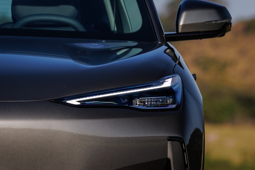 Geely EX5 tem farois esttreitos com iluminação de LED — Foto: Divulgação
