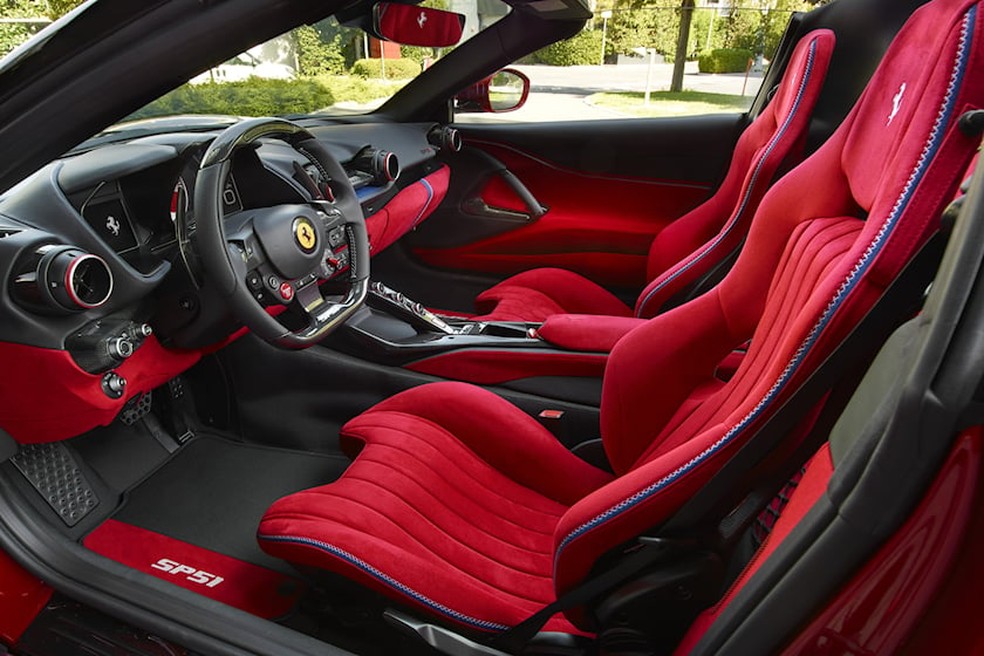 Interior da Ferrari SP51 tem detalhes azuis para contrastar com o vermelho intenso do couro Alcantara — Foto: Divulgação