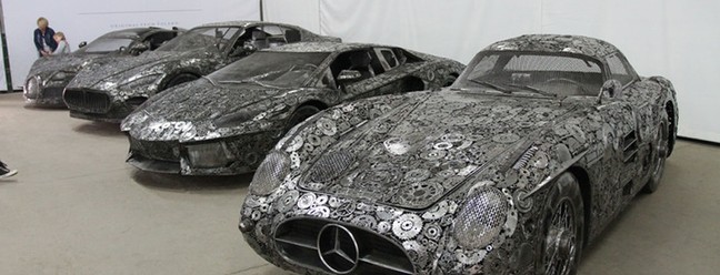 Carros feitos com materiais encontrados em ferro velho