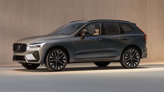 Volvo XC60 híbrido muda para conviver com futura versão elétrica