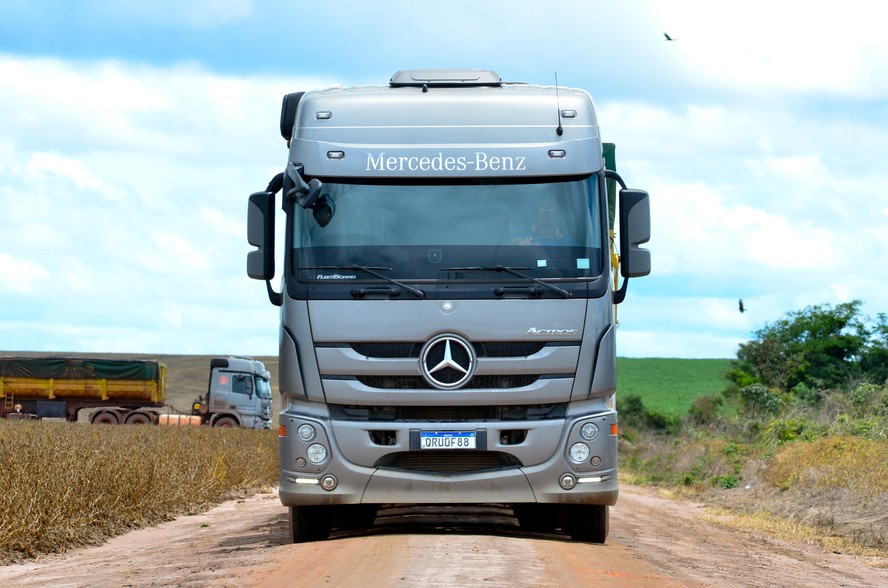 Caminhão da Mercedes agronegócio estrada ruim