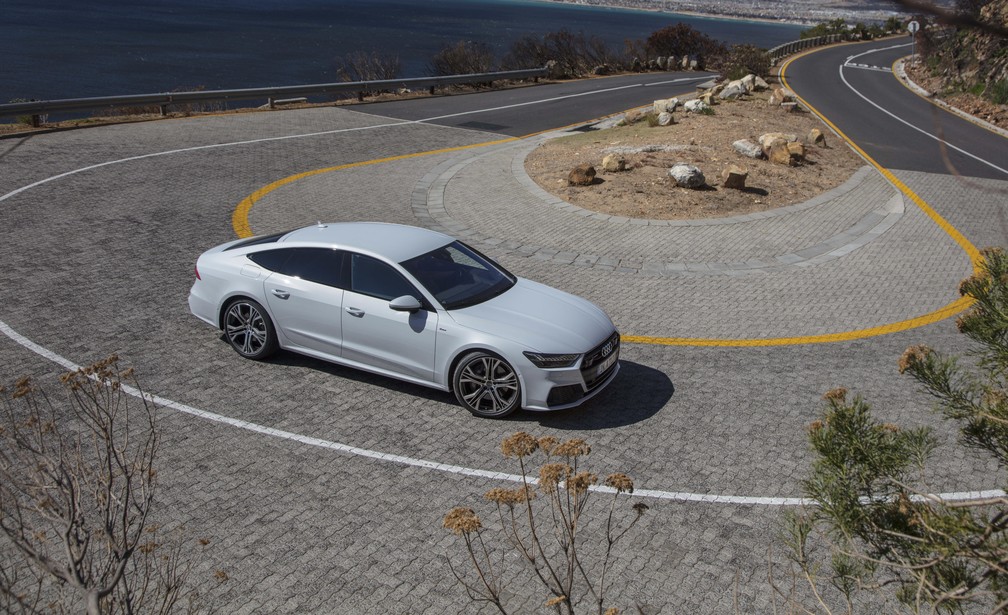 Rodas traseiras do Audi A7 esterçam até 5 graus para ajudar em manobras e curvas — Foto: Divulgação
