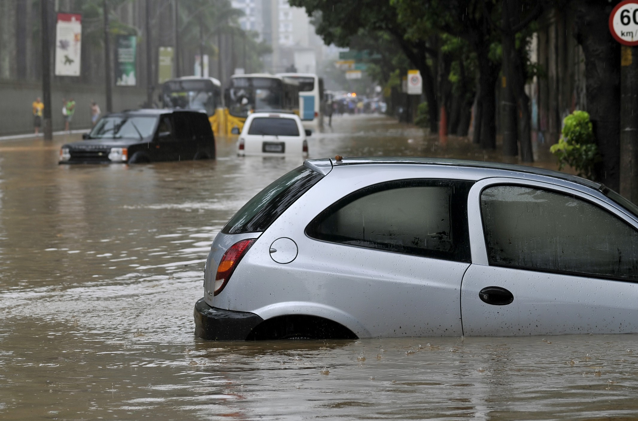 Carro alagou na enchente? Veja se seguro cobre