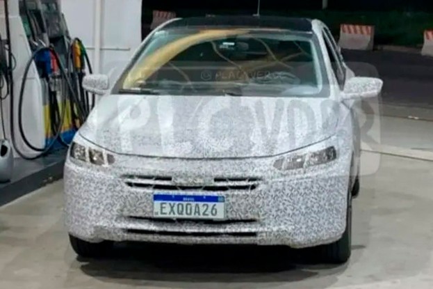 Chevrolet Onix e Tracker 2026 flagrados em posto de gasolina