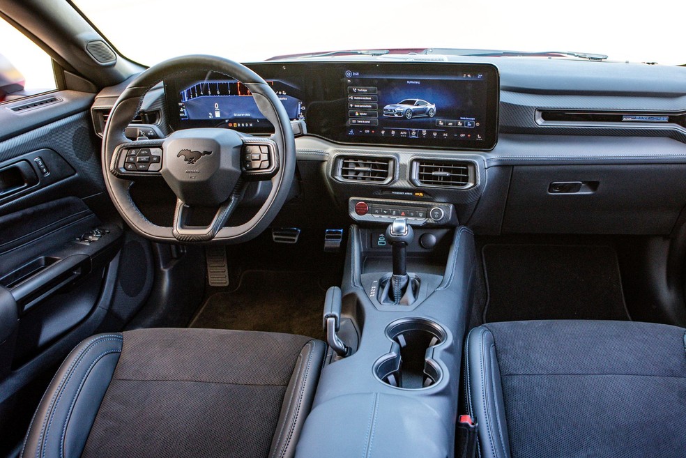 Ford Mustang Dark Horse oferece central multimídia grande e com conexão sem fio para Android Auto e Apple CarPlay  — Foto: Divulgação