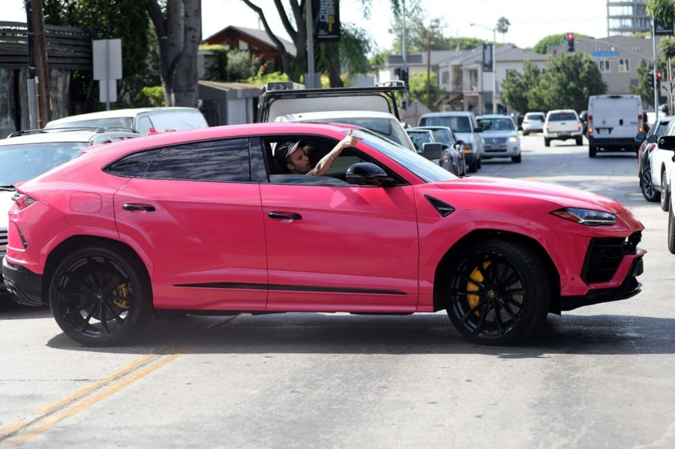 Justin Bieber também aparece no carona dentro de seu Lamborghini Urus rosa pelas ruas de Los Angeles — Foto: Reprodução/Internet