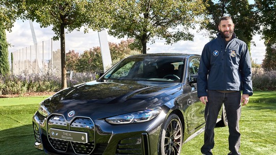 Vídeo: jogadores do Real Madrid recebem carros elétricos de luxo da BMW