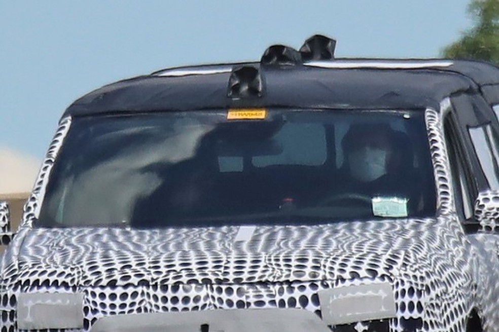 Janelinha entre a cabine e a caçamba desfez o mistério: é uma picape (Foto: Automedia) — Foto: Auto Esporte