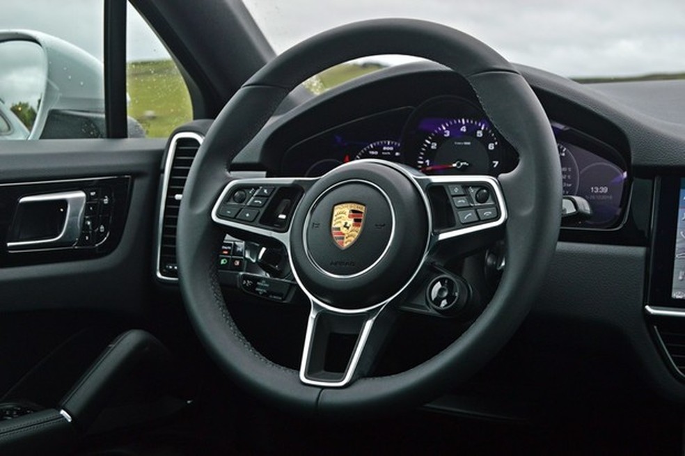 Botão no canto superior direito do volante (esq da foto) seleciona os modos de condução (Foto: André Schaun/Auto News Brasil) — Foto: Auto Esporte