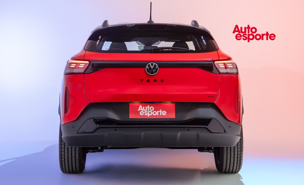 Volkswagen Tera traz lanternas conectadas por uma peça preta  — Foto: Renato Durães/Auto News Brasil