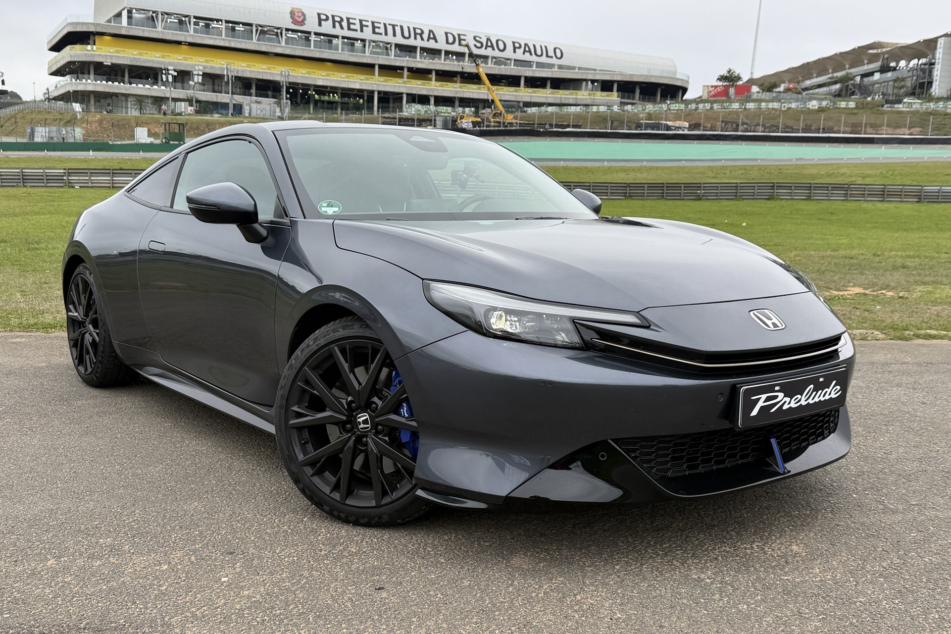Honda Prelude híbrido novo na cor vermelha