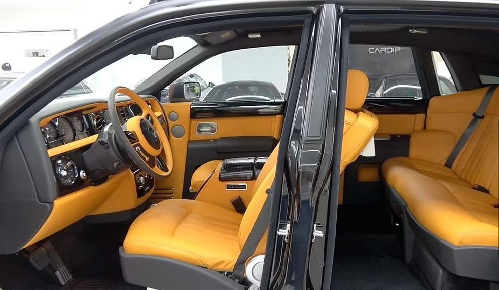 Por dentro do Rolls-Royce Phantom há volante com couro de crocodilo e apoio de braço dianteiro com couro de cobra — Foto: Reprodução
