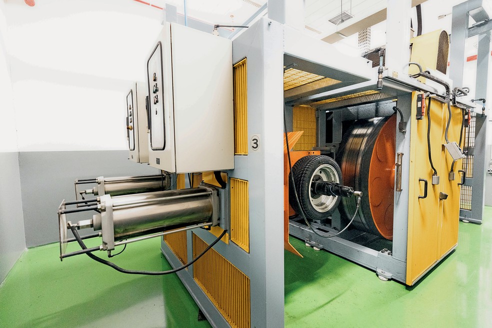 Fábrica da Pirelli tem diversos equipamentos de testes para os pneus — Foto: Nick Dimbleby