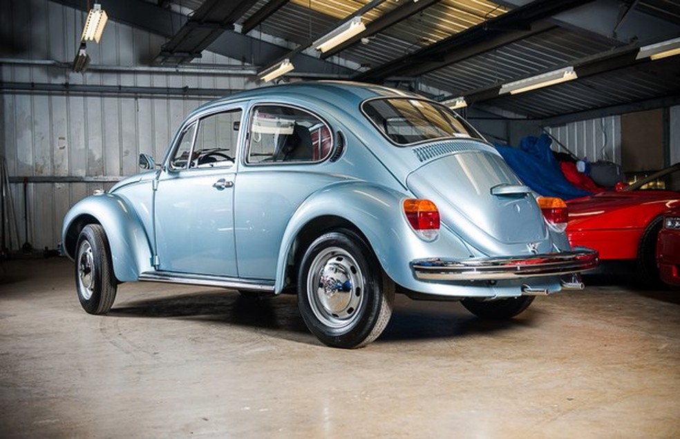 Até o óleo original e pneus foram mantidos, tudo está no Fusca como se ele tivesse saído da concessionária (Foto: Divulgação) — Foto: Auto Esporte