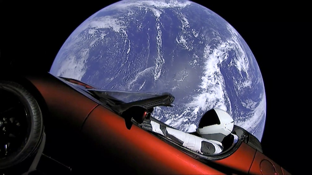 Imagem do Tesla Roadster no espaço — Foto: SpaceX via AP
