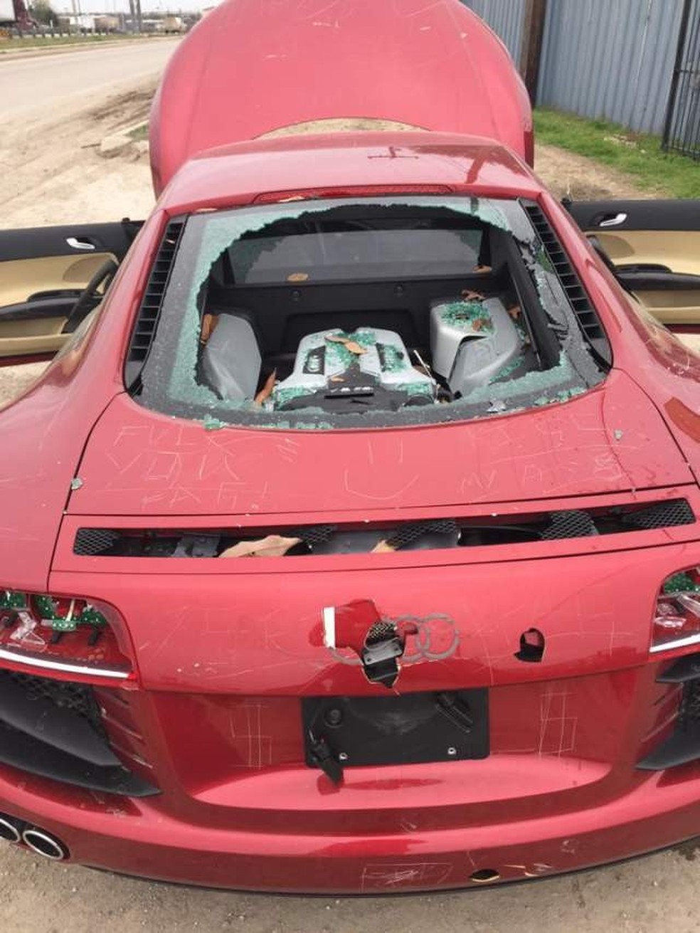 Dia de fúria: Audi R8 é destruído por mulher traída (Foto: Reprodução) — Foto: Auto Esporte