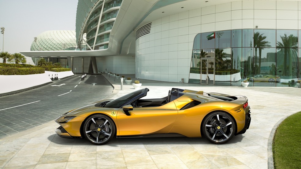 Ferrari SF90 Spider precisa de apenas 14 segundos para abrir/fechar a capota — Foto: Divulgação