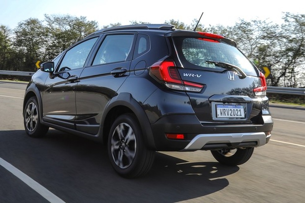 Traseira tem novo para-choque e barra na cor da carroceria (Foto: Divulgação) — Foto: Auto Esporte
