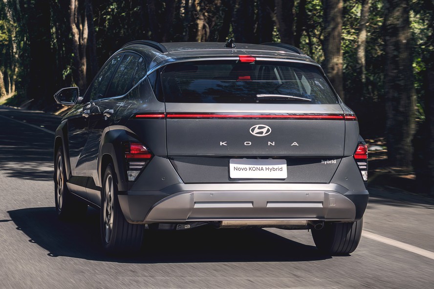 Novo Hyundai Kona Signature Hybrid traseira movimento