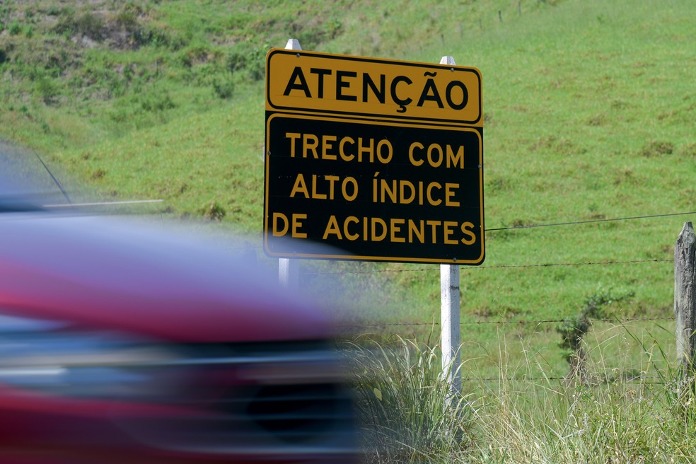 Sinalização na RJ-155 é escassa; das poucas placas existentes, muitas estão enferrujadas ou cobertas pelo mato na região — Foto: Murilo Góes/Auto News Brasil