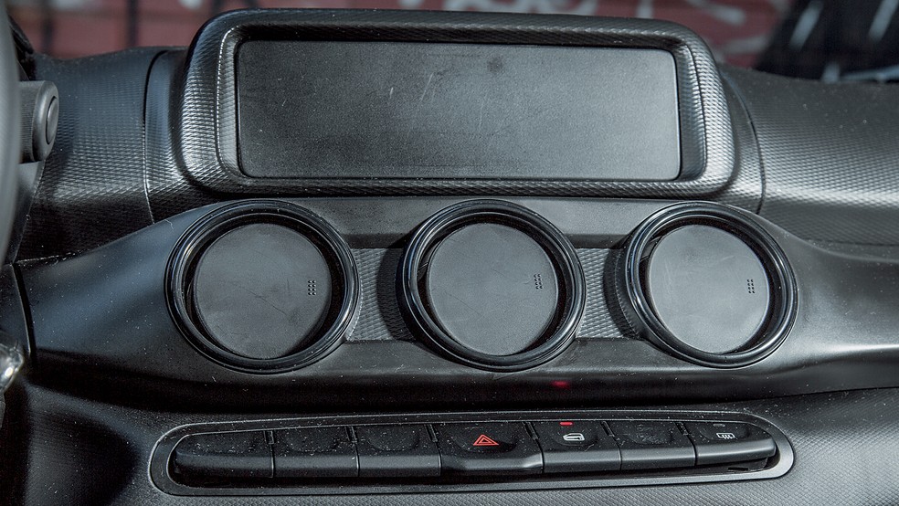 A ausência do rádio e comandos adicionais sob as saídas de ar deixam claro que este Argo é o mais "pelado" da gama — Foto: Renato Durães