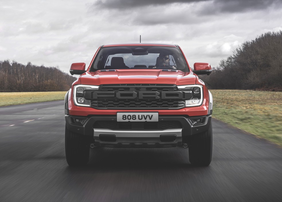 Assim como no Bronco Raptor, grade dianteira tem o nome Ford em grande letras em alto relevo — Foto: Divulgação