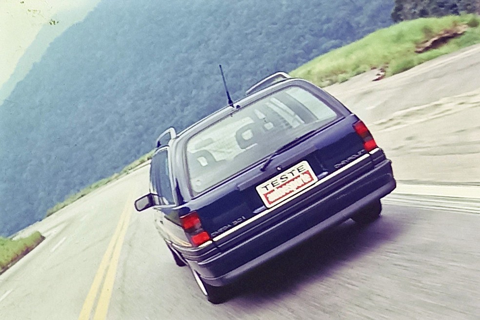 Com motor 3.0, a Suprema ultrapassou os 200 km/h no teste de Auto News Brasil em 1993 — Foto: Auto News Brasil/Acervo MIAU