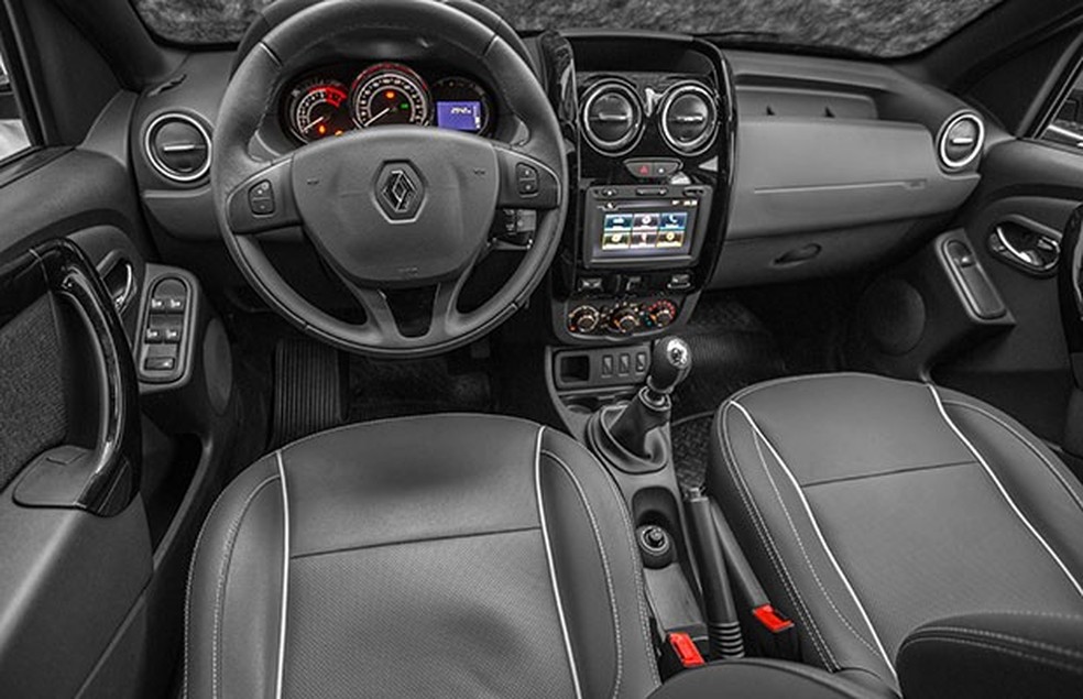 Posição de dirigir é bem mais baixa do que a de uma média (Foto: Marcos Camargo/Auto News Brasil) — Foto: Auto Esporte