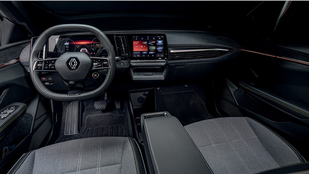 O interior não lembra nenhum Renault nacional: bom acabamento, volante e multimídia modernos — Foto: Divulgação