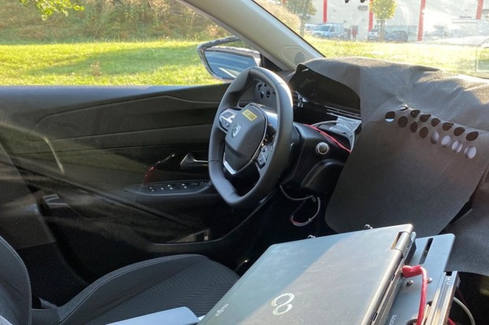 Painel vai usar o mesmo tipo de quadro de instrumentos tridimensional do 208 (Foto: Automedia/Auto News Brasil) — Foto: Auto Esporte