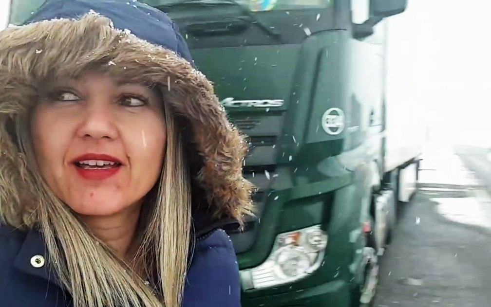 Patricia em dia de neve na França: ela só se tornou caminhoneira quando se mudou para Portugal — Foto: Reprodução/YouTube Pathy RJ-Xibli