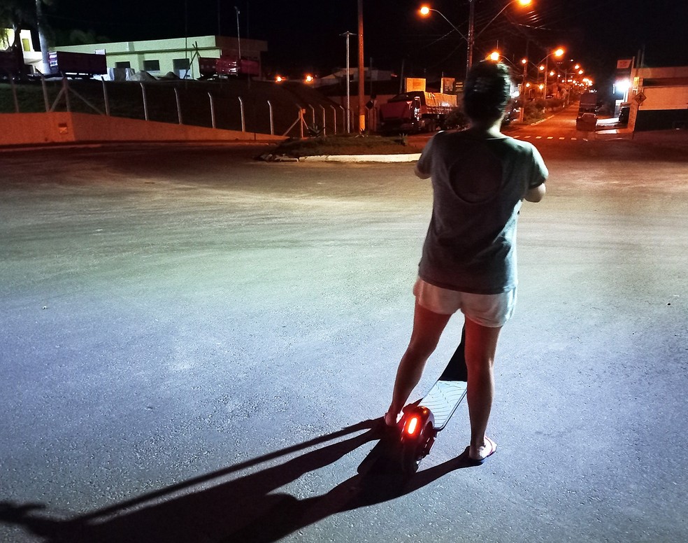 Patinete DV2 tem até luz de posição traseira — Foto: Ulisses Cavalcante