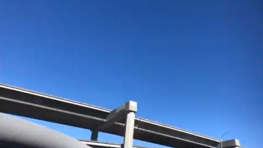 Teto de Tesla Model Y se solta logo após sair de concessionária