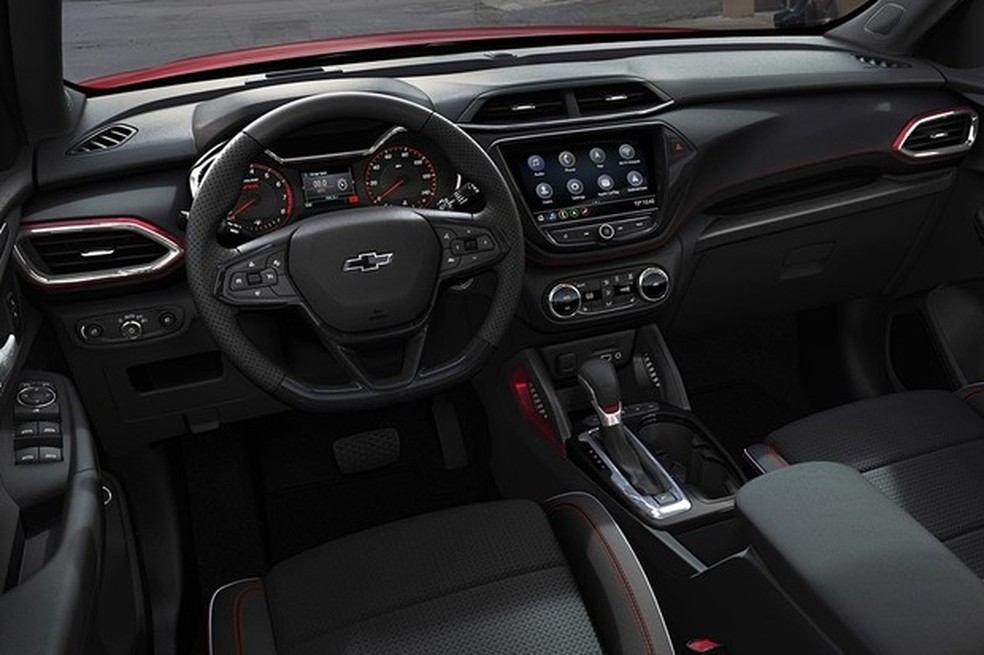 Interior moderno aposta em cromados e detalhes vermelhos (Foto: Divulgação) — Foto: Auto Esporte
