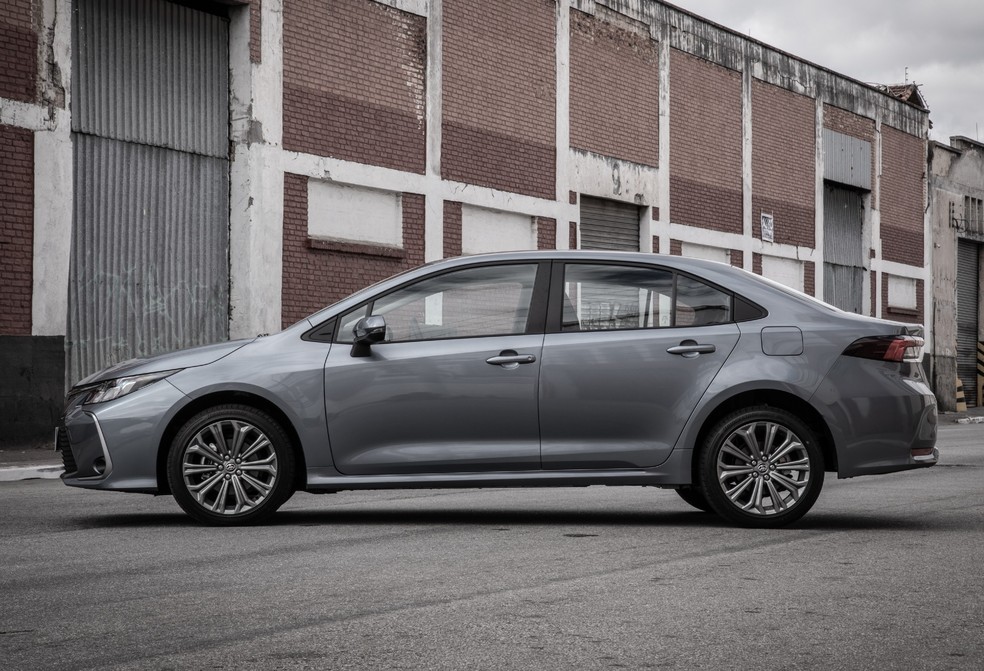 O Toyota Corolla XEi teve acréscimo de equipamento na linha 2022 — Foto: Divulgação