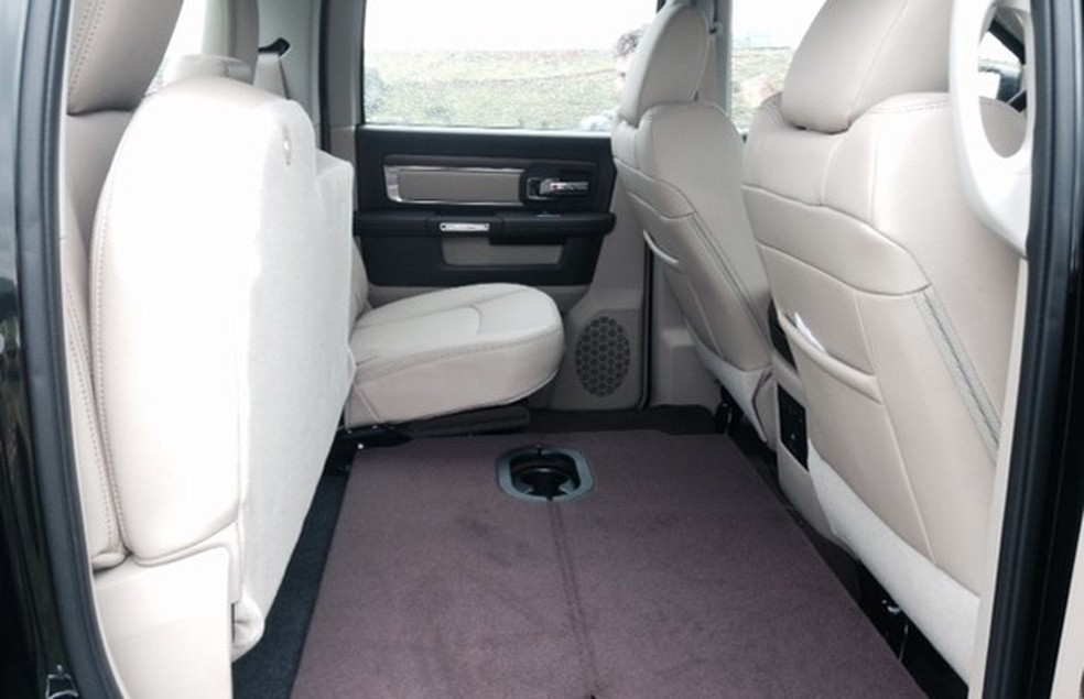 Bancos traseiros da RAM 2500 podem ser escamoteados para abrir espaço (Foto: Julio Cabral/Auto News Brasil) — Foto: Auto Esporte