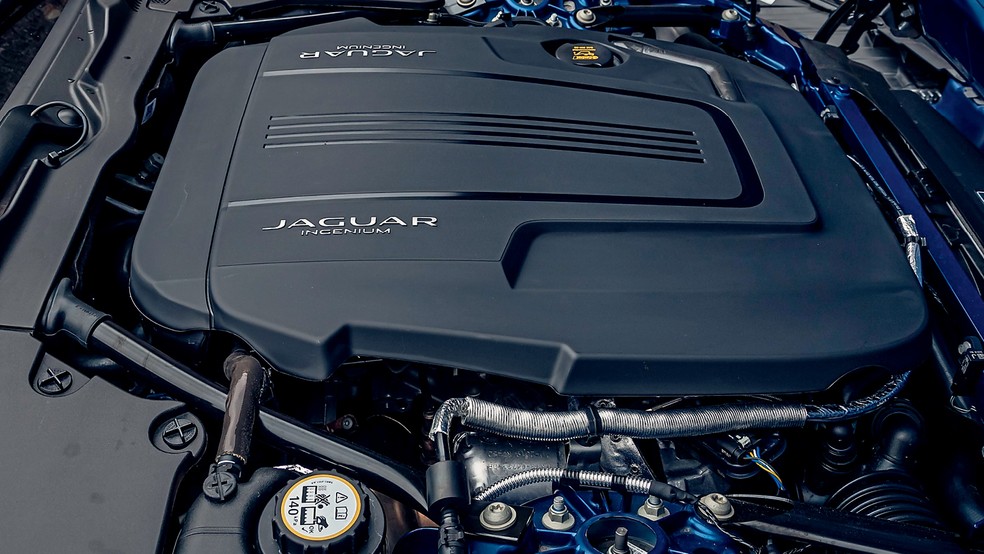 São duas opções de motor: 2.0 turbo com 300 cv de potência e V6 3.0 de 380 cv. Ambos trabalham em conjunto com o câmbio automático de oito marchas. O V8 5.0 não está mais disponível — Foto: Divulgação