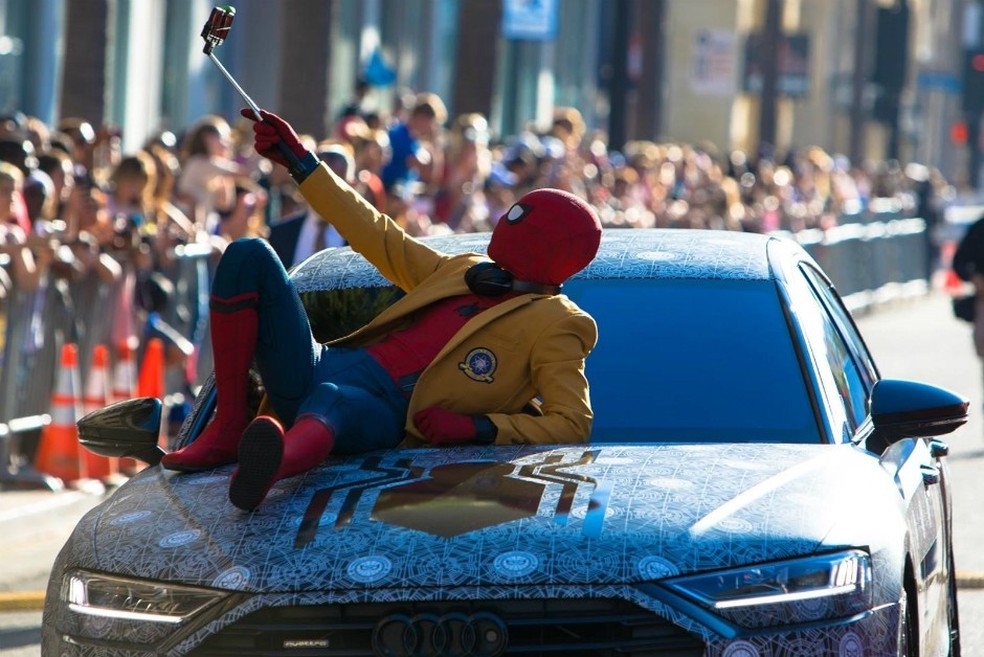 Tom Holland, o Homem-Aranha, posando com o Audi A8 durante a pré-estreia de De Volta ao Lar (Foto: Divulgação) — Foto: Auto Esporte