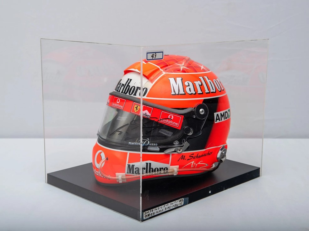 Capacete usado por Michael Schumacher na F1 em 2003 é leiloado por R$ 585 mil  — Foto: Divulgação