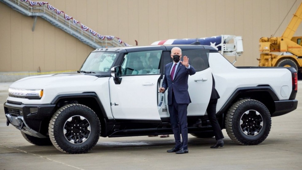 Joe Biden com a GMC Hummer EV, picape elétrica da GM — Foto: GM