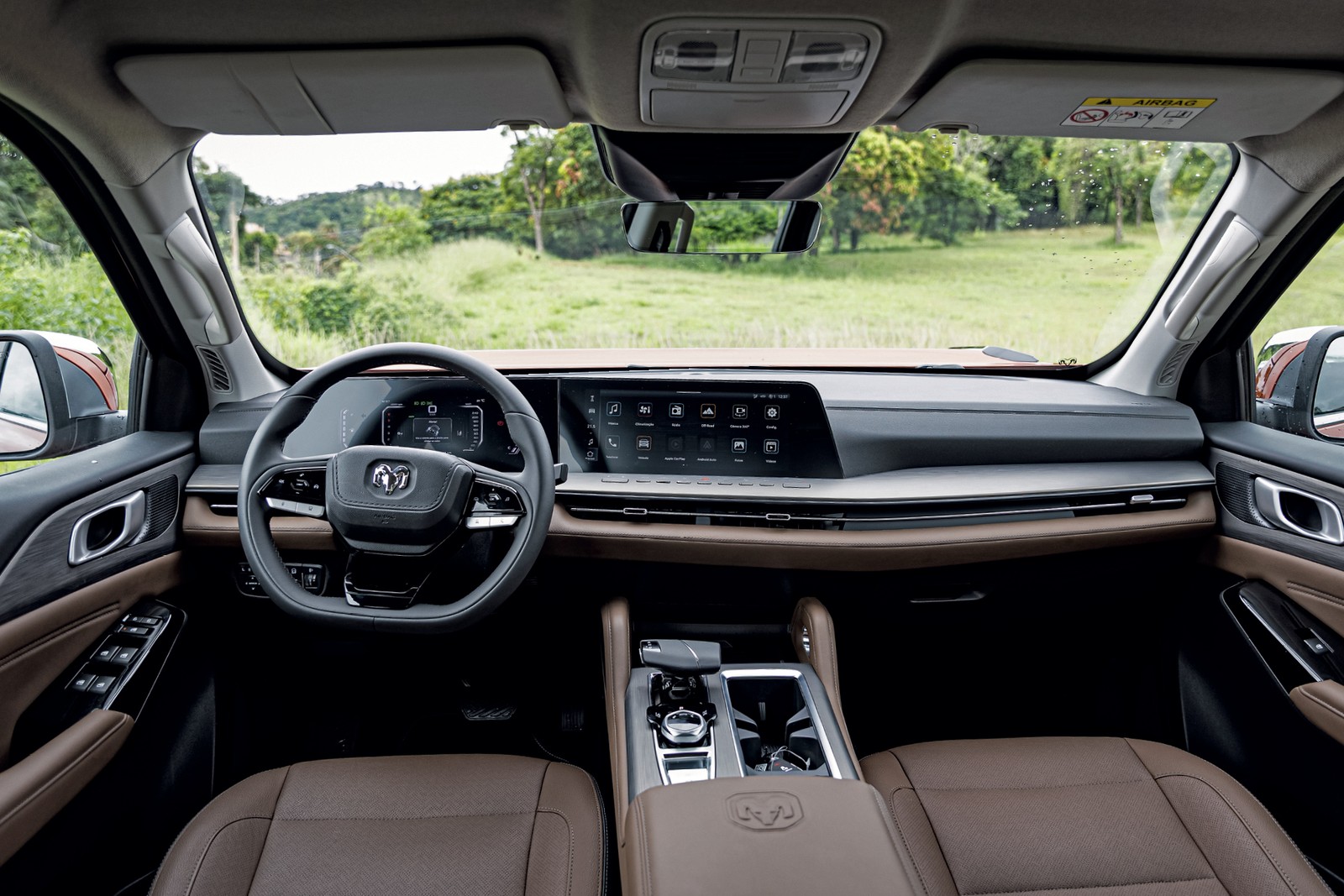 RAM Dakota Laramie 2026 - Cabine e painel — Foto: Emerson de Oliveira Souza/Auto News Brasil