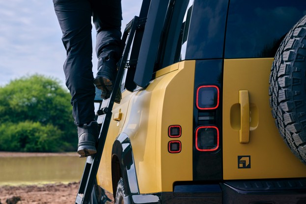 Land Rover Defender 110 Trophy Edition - escada lateral